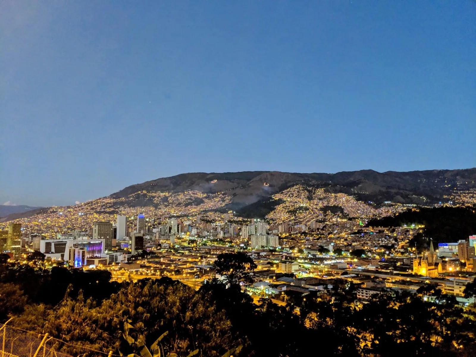 La ciudad al anochecer